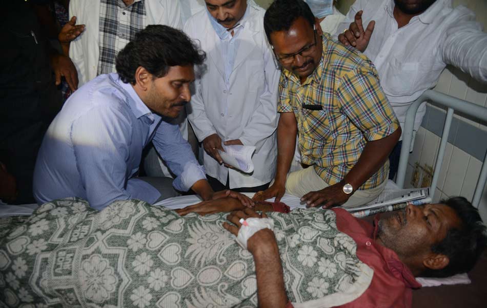 YS jagan mohan reddy visit parvathipuram hospital - Sakshi12