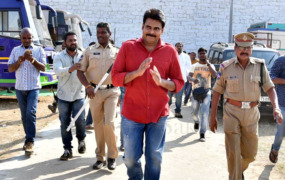 pawan kalyan katamarayudu shooting in sangareddy - Sakshi5