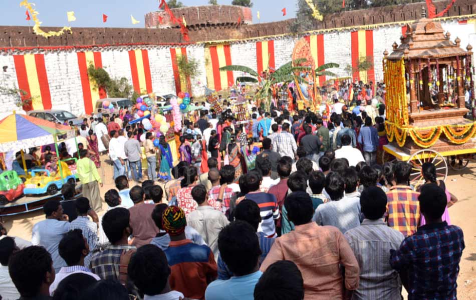 pawan kalyan katamarayudu shooting in sangareddy - Sakshi14