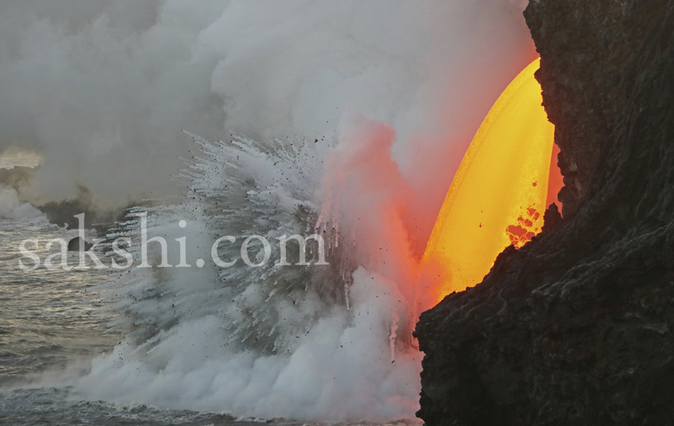 Massive lava stream exploding into ocean in Hawaii3