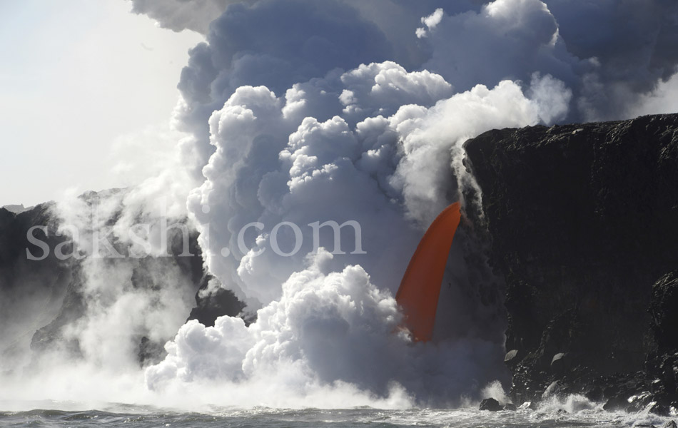 Massive lava stream exploding into ocean in Hawaii9