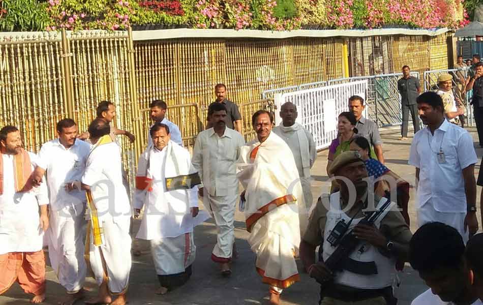 KCR visits tirumala - Sakshi1