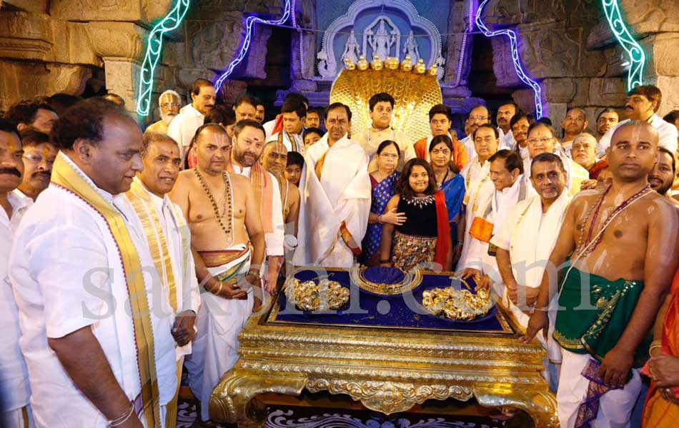 KCR visits tirumala - Sakshi2