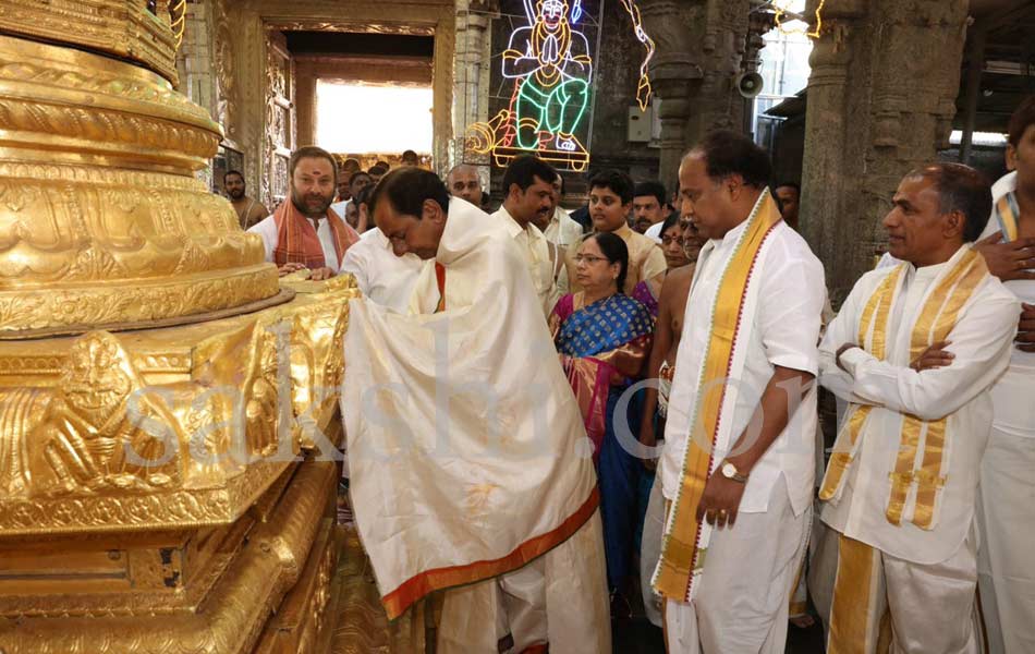 KCR visits tirumala - Sakshi13