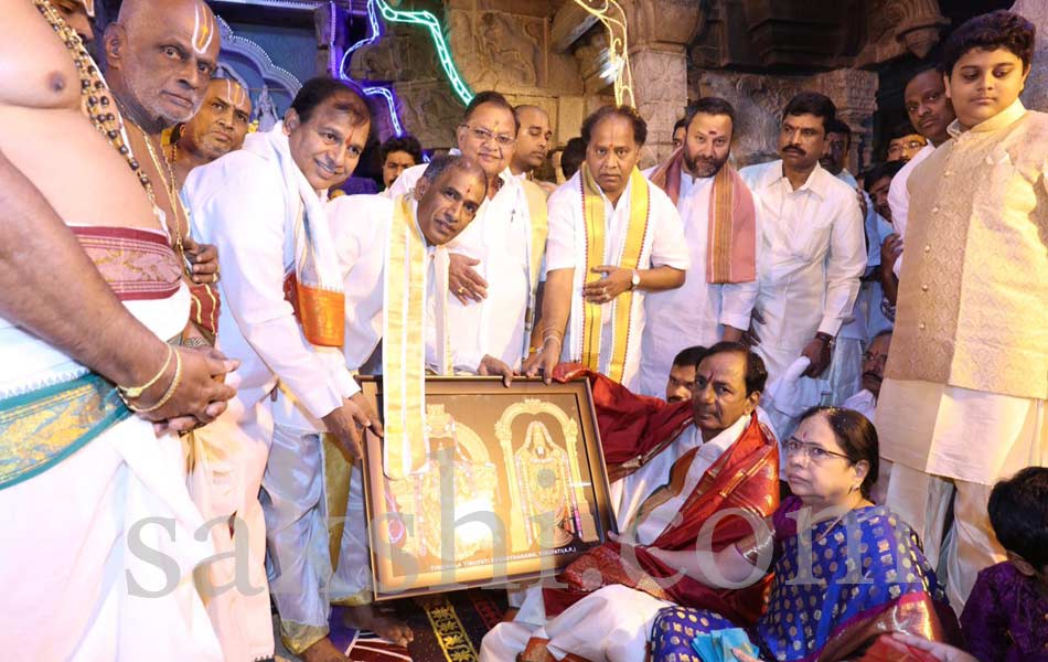 KCR visits tirumala - Sakshi17