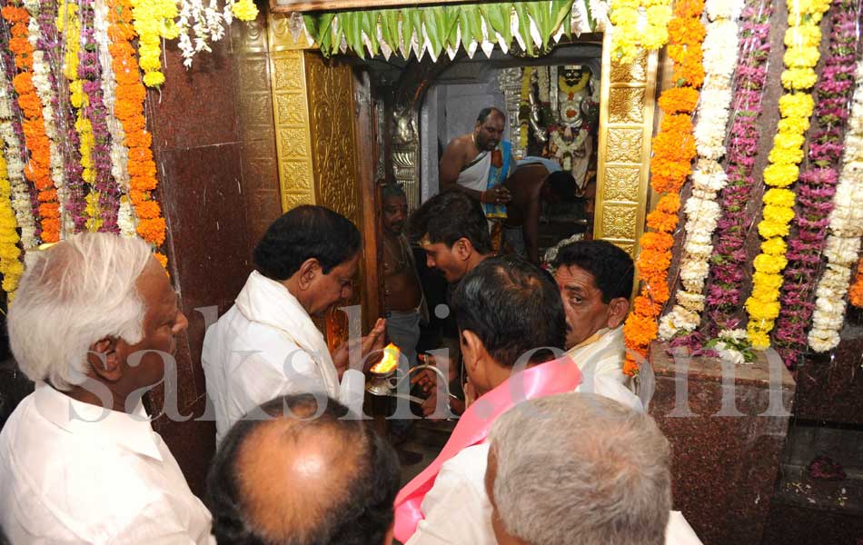 kcr visits Veerabhadra Swamy temple - Sakshi13