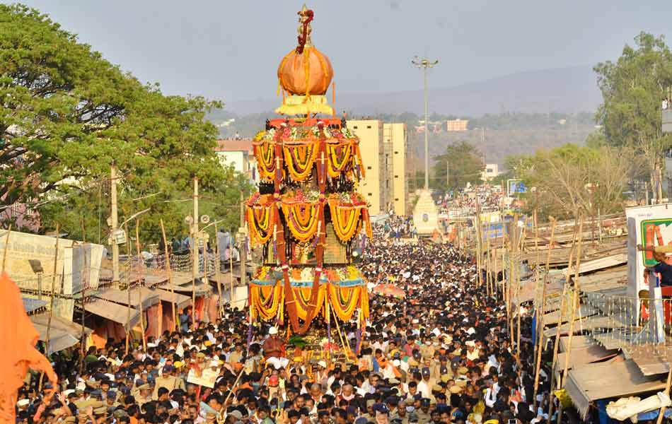 glorious mallanna rathotsavam - Sakshi1