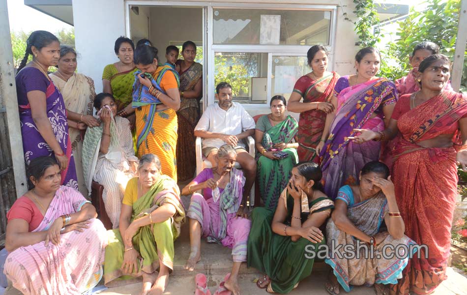 ys jaganmohan reddy console aqua factory victims - Sakshi15