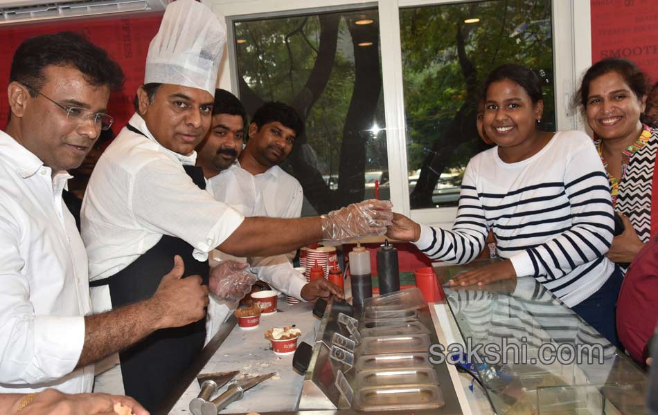 Telangana CM son KTR sells icecream for his party - Sakshi1