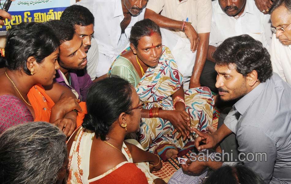 YS Jagan Consoles Yerpedu Tragedy victims - Sakshi1