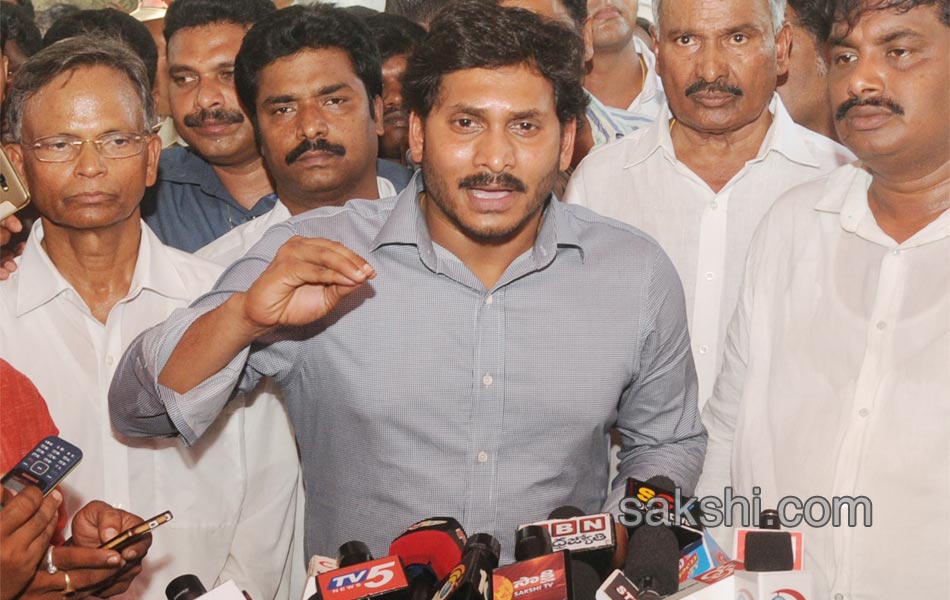 YS Jagan Consoles Yerpedu Tragedy victims - Sakshi7