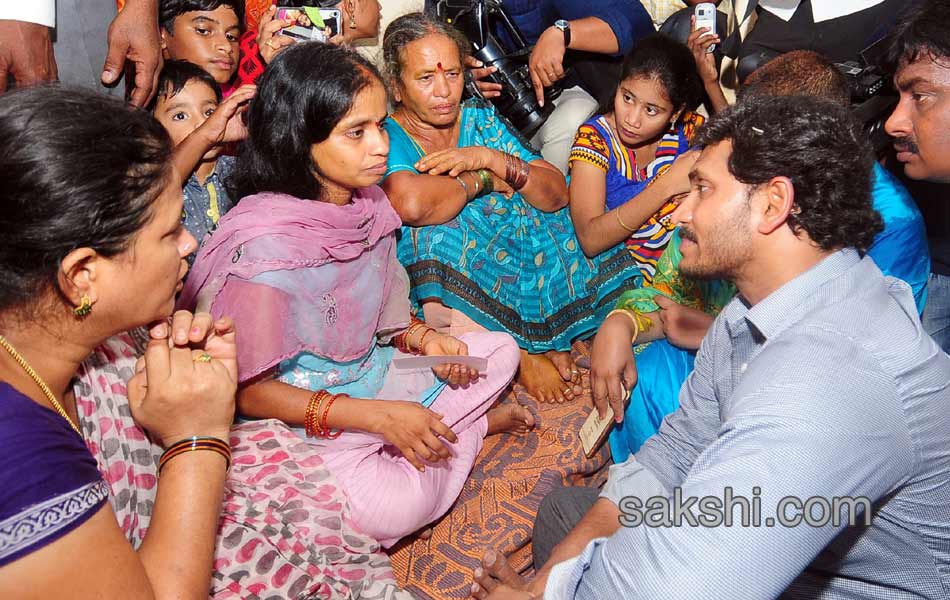 YS Jagan Consoles Yerpedu Tragedy victims - Sakshi9