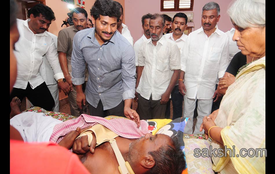 YS Jagan Consoles Yerpedu Tragedy victims - Sakshi14