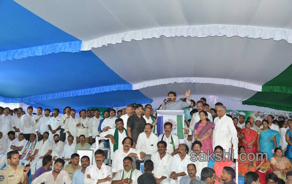 YS Jagan Mohan Reddy kickstarts Rythu deeksha in guntur - Sakshi7