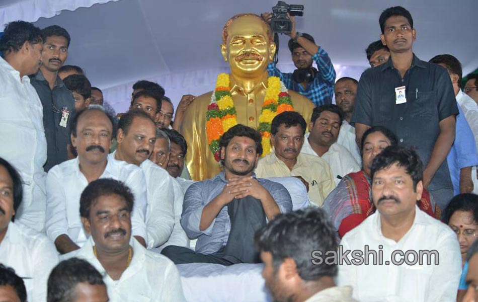 YS Jagan Mohan Reddy kickstarts Rythu deeksha in guntur - Sakshi1