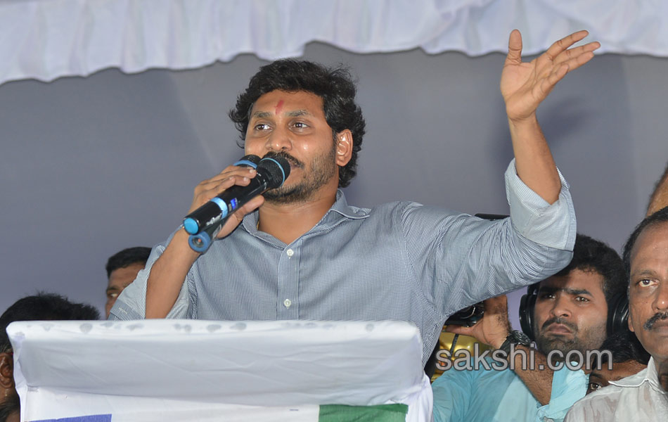 YS Jagan Mohan Reddy kickstarts Rythu deeksha in guntur - Sakshi17