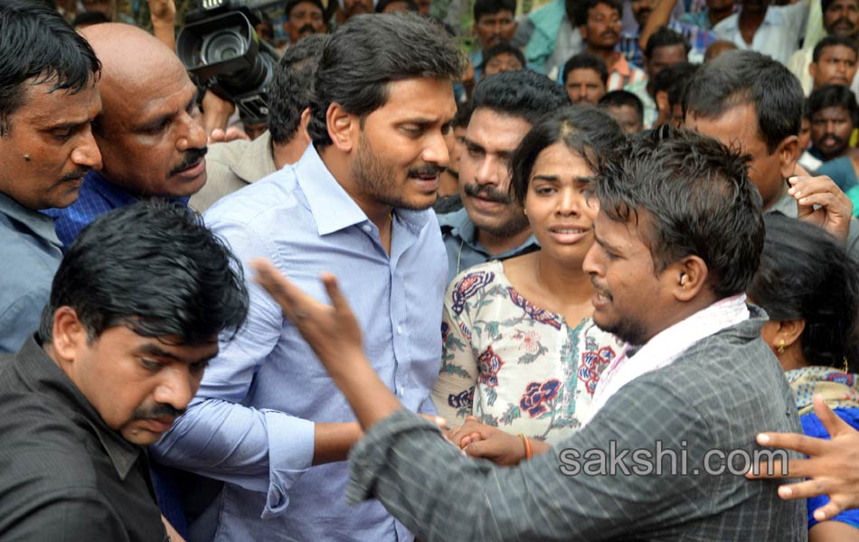 ys jagan attend cherukulapadu narayana reddy funeral - Sakshi9