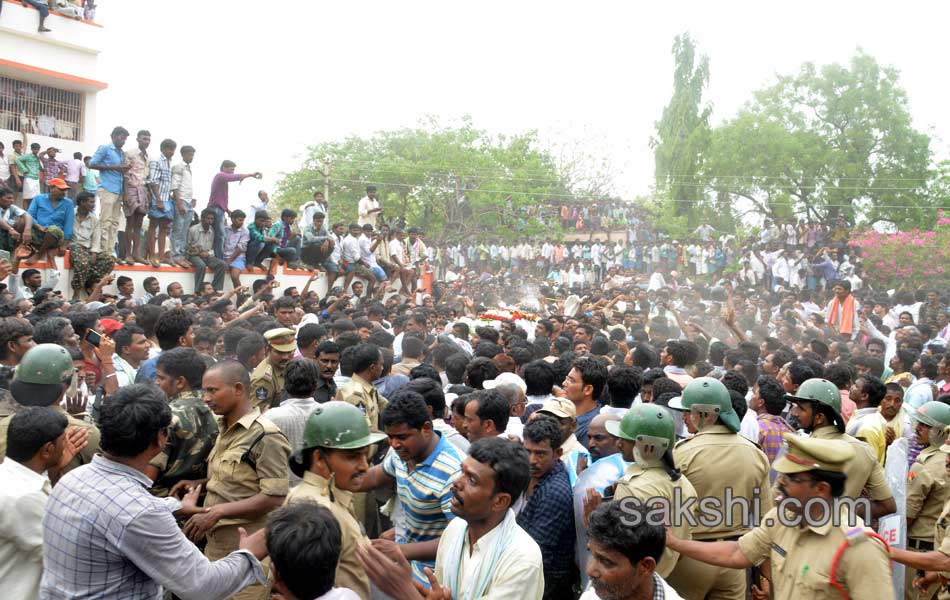 ys jagan attend cherukulapadu narayana reddy funeral - Sakshi13