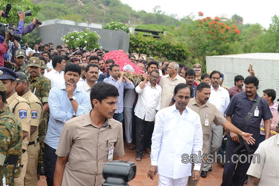 c narayana reddy funerals at mahaprasthanam3