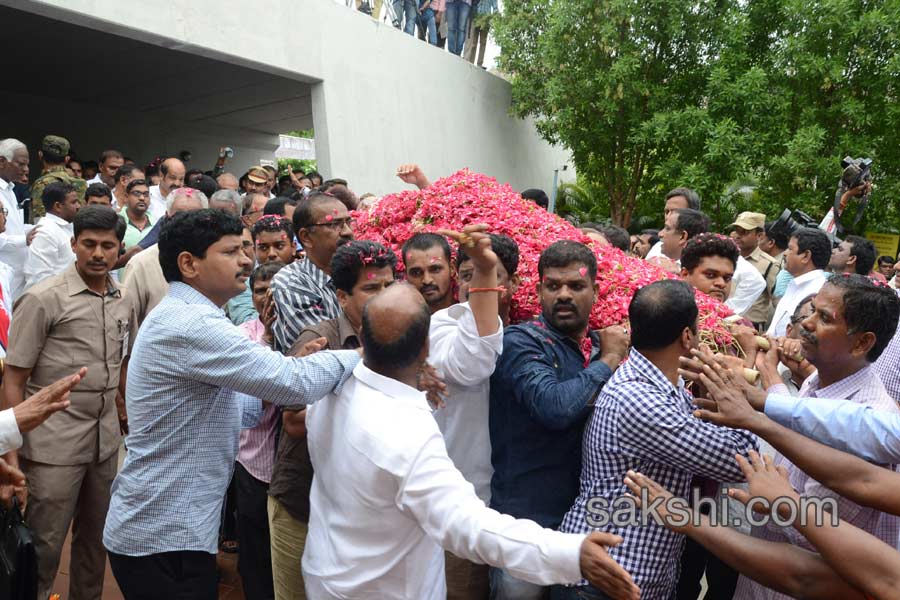 c narayana reddy funerals at mahaprasthanam14