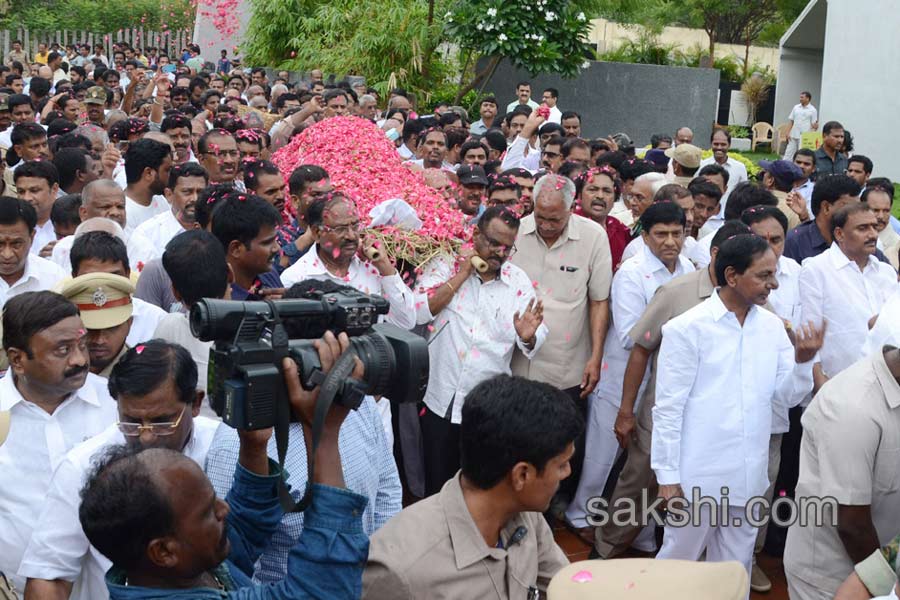 c narayana reddy funerals at mahaprasthanam15