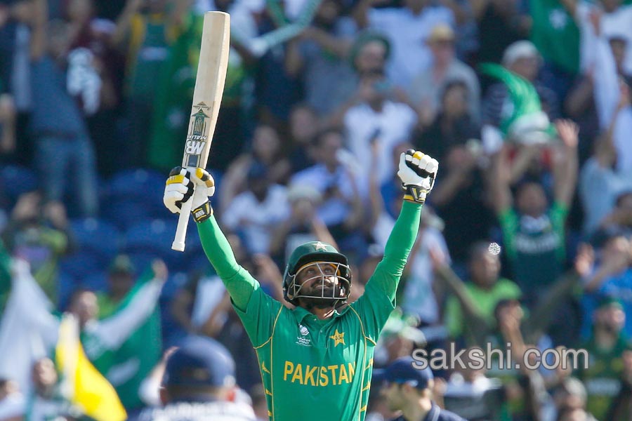 Pakistan stun England to win by 8 wickets and reach final20