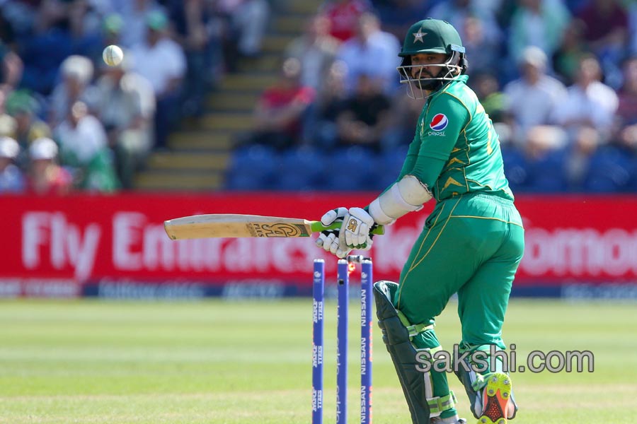 Pakistan stun England to win by 8 wickets and reach final24