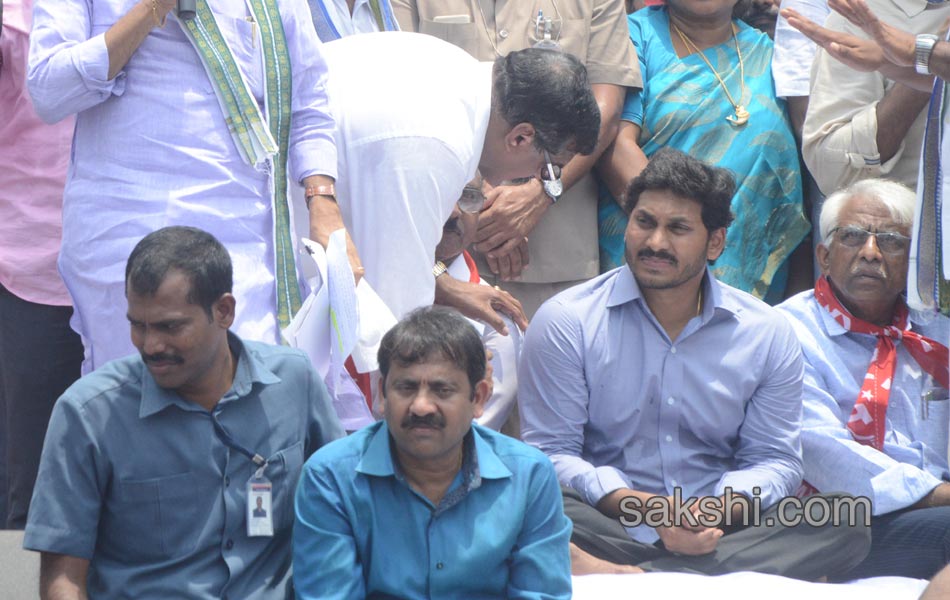 save visakha maha dharna at ys jagan mohanreddy - Sakshi21