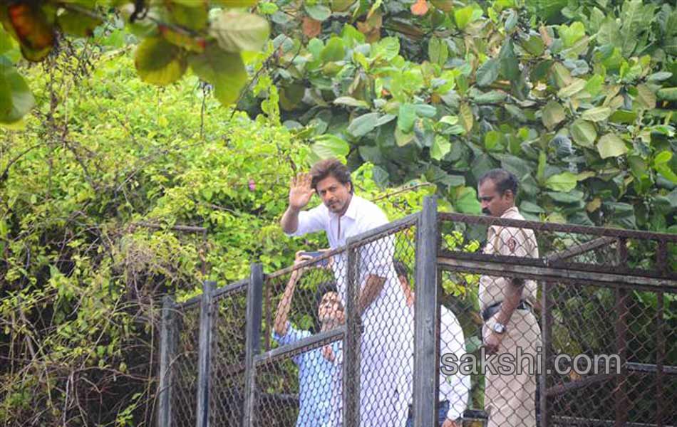 shahrukh Khan Wishes Ramadan 2017 At His Residence1