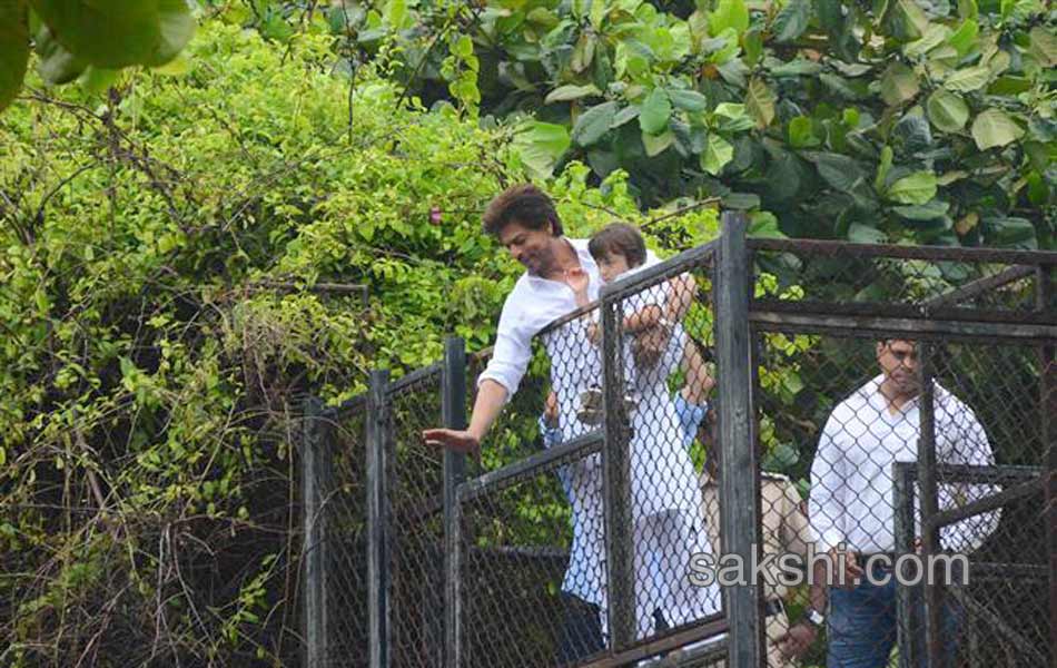 shahrukh Khan Wishes Ramadan 2017 At His Residence6