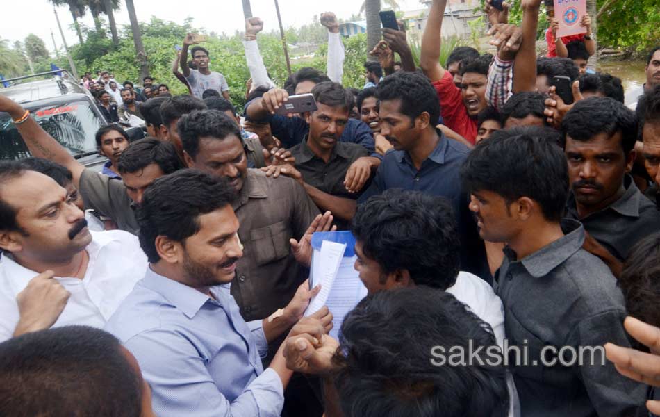 ys jagan mohan reddy visits garagaparru - Sakshi7