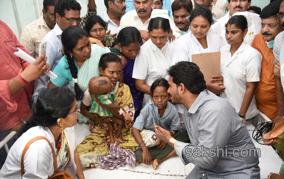 ys jagan mohan reddy visits garagaparru - Sakshi12