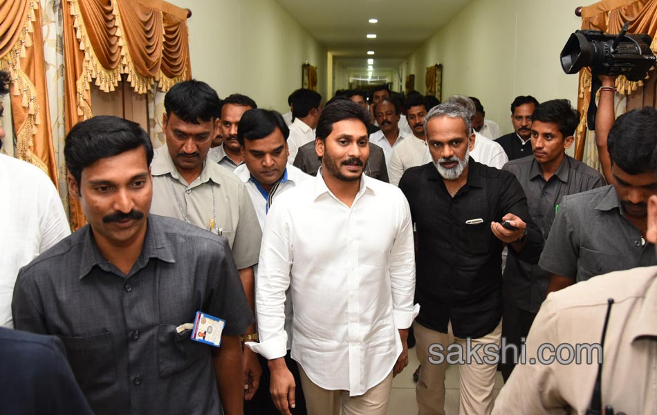 ys jagan mohan reddy vote in PresidentialElection - Sakshi1