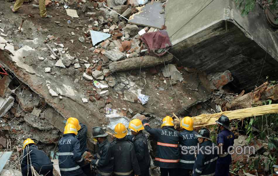 Building collapse in mumbai ghatkopa area6