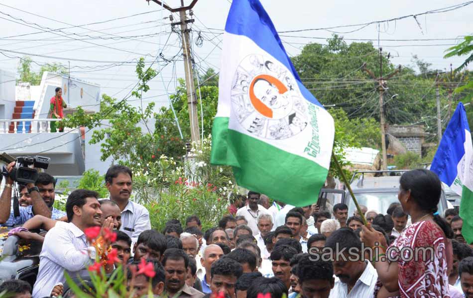 Third day YS jagan mohan reddy road show - Sakshi1