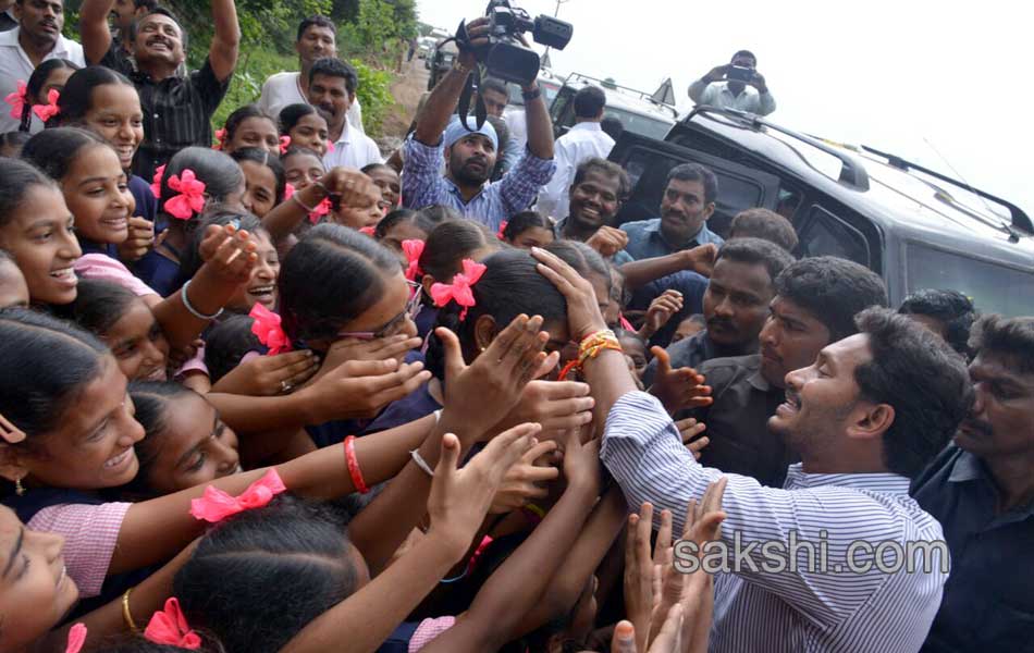 Third day YS jagan mohan reddy road show - Sakshi13