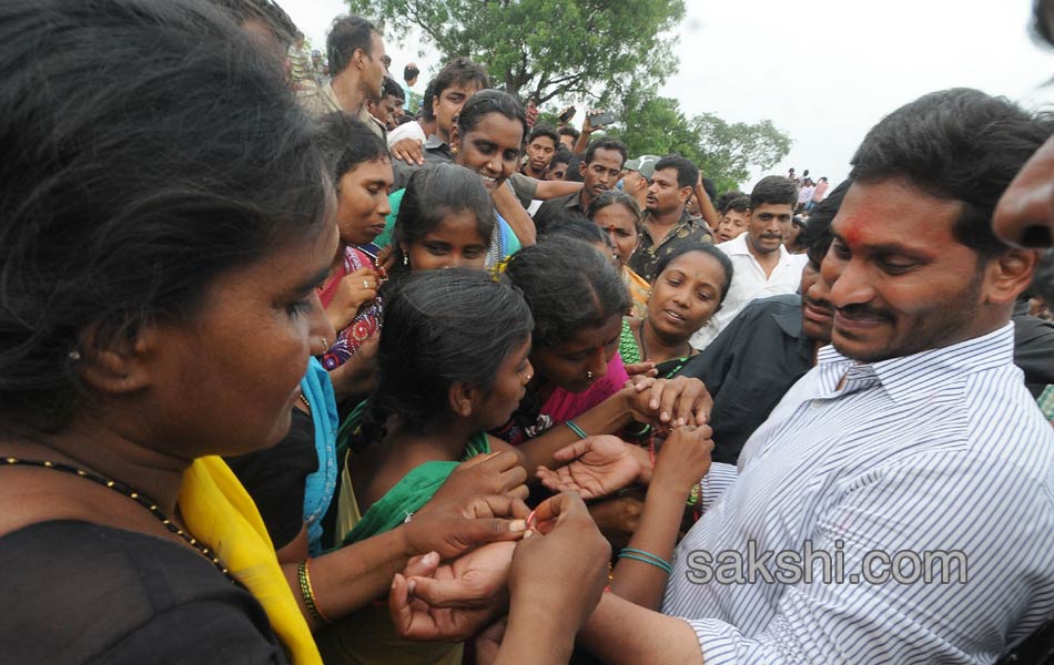 Third day YS jagan mohan reddy road show - Sakshi18