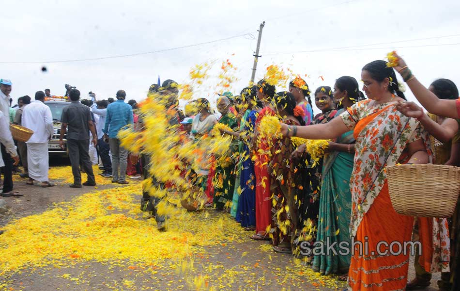 Third day YS jagan mohan reddy road show - Sakshi22