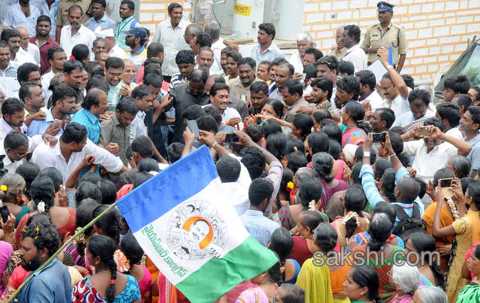 Third day YS jagan mohan reddy road show - Sakshi25