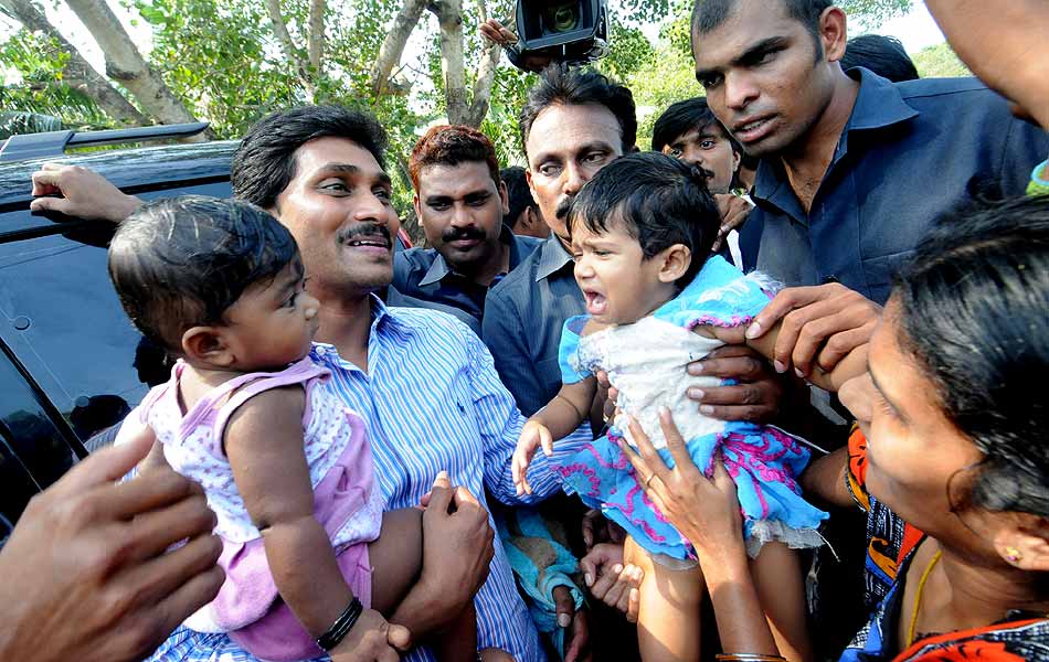 YS Jagan tour of helen cyclone affected areas - Sakshi9