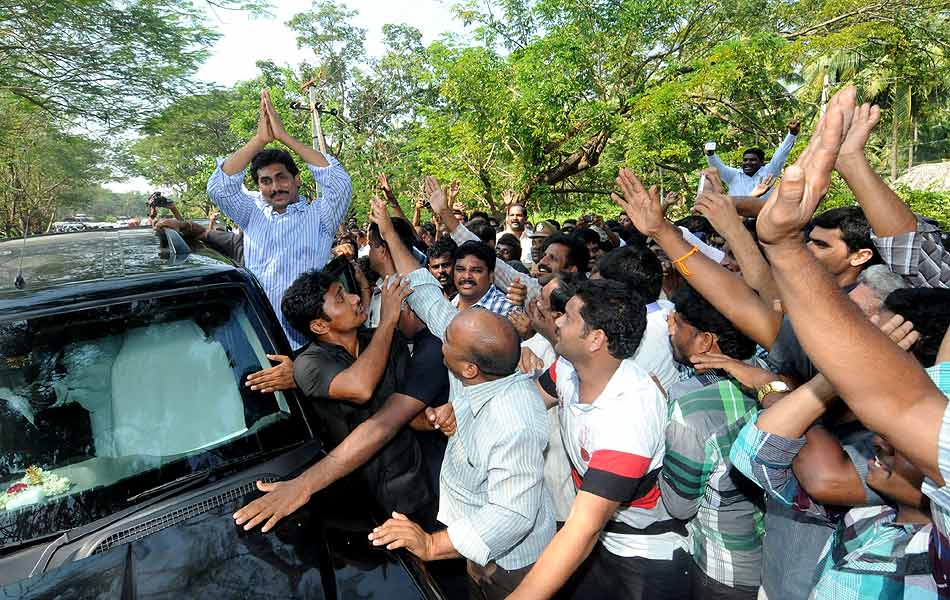 YS Jagan tour of helen cyclone affected areas - Sakshi13