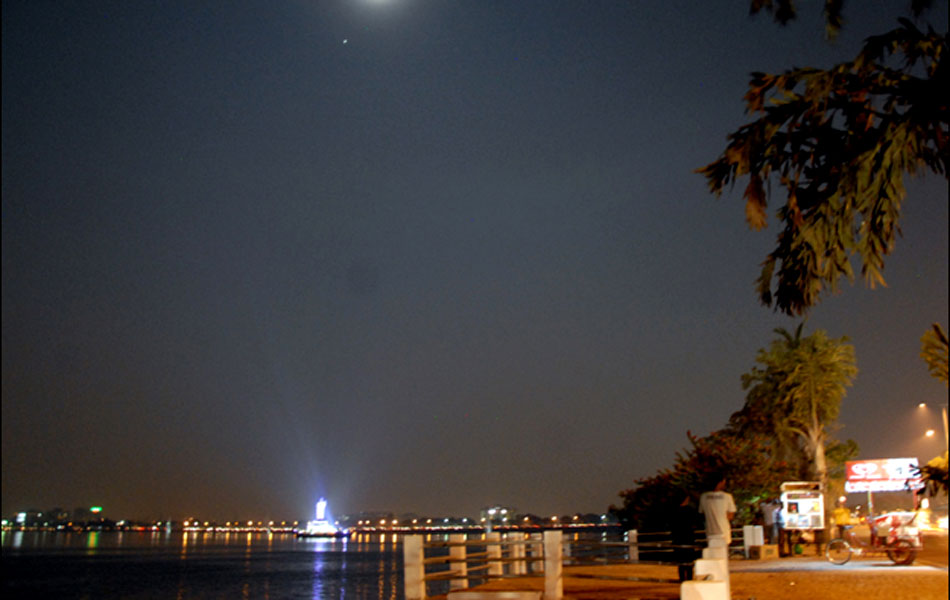 buddha statue at hussain sagar lake5