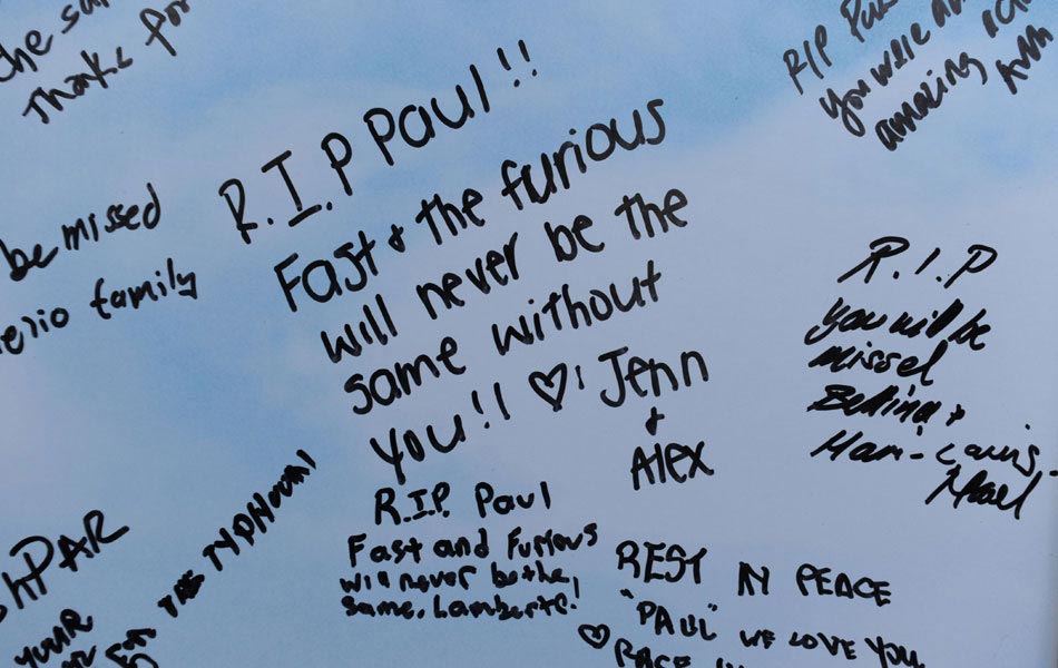 Fans pays tribute to Paul Walker5