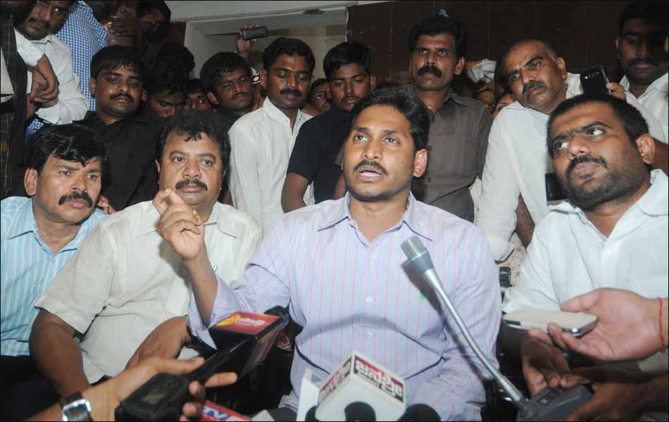 jagan  Consoles Train Accident Victims - Sakshi12