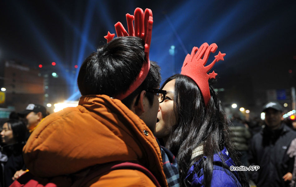 Fireworks explode over Ebrie Lagoon during New Year celebrations - Sakshi9