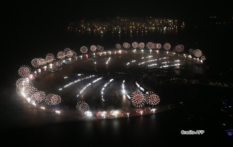 Fireworks explode over Ebrie Lagoon during New Year celebrations - Sakshi36