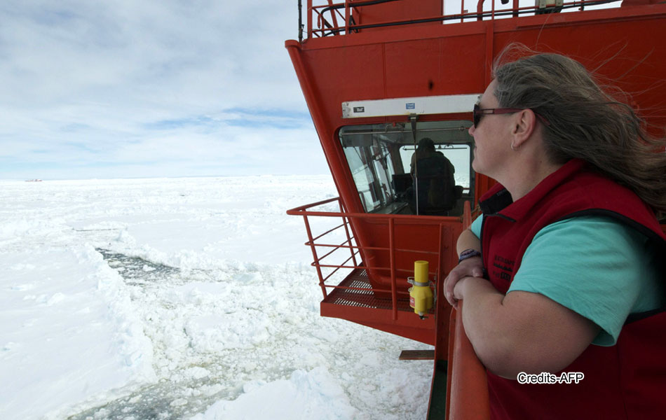 Passengers on Russian MV Akademik Shokalskiy ship12