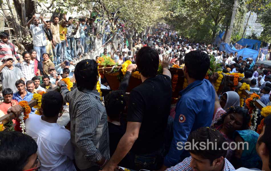 Celebrities and fans pay tributes to Uday Kiran17