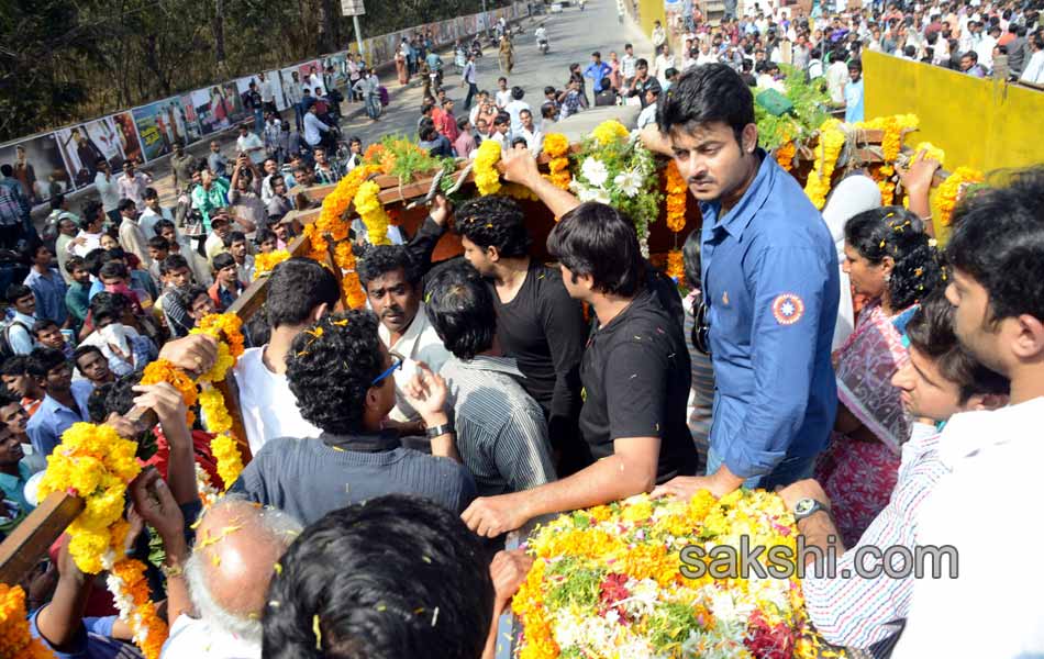 Celebrities and fans pay tributes to Uday Kiran19