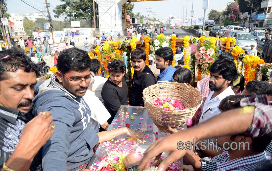 Celebrities and fans pay tributes to Uday Kiran29